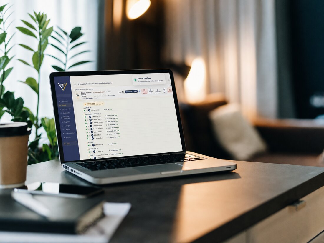 Vivium aperto su un laptop, il servizio del giorno con squadra e dettagli operativi