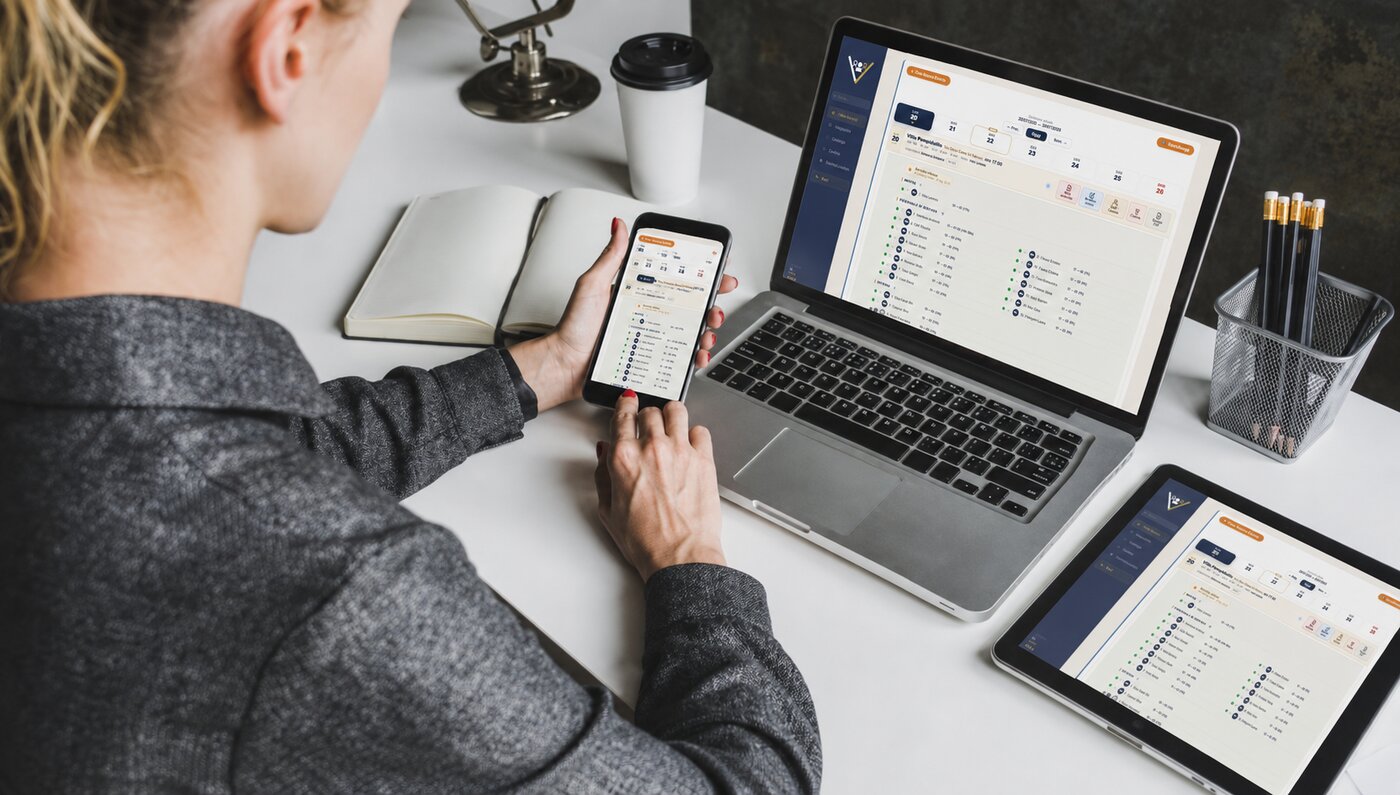 Vivium su telefono, laptop e tablet mentre si organizza un evento
