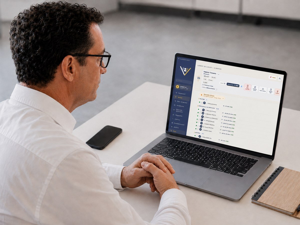 Un responsabile assegna eventi e ruoli su Vivium dal laptop